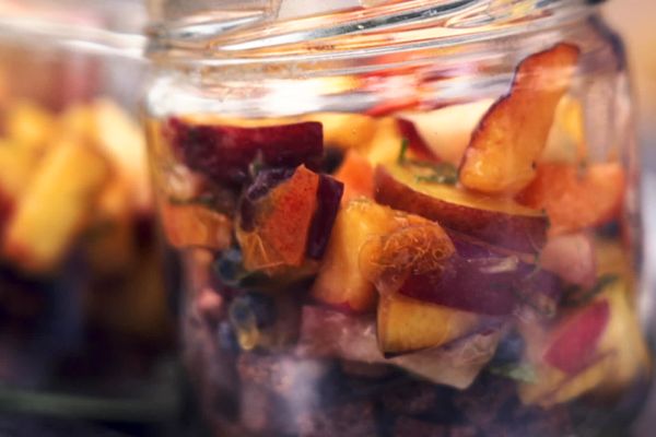 Des verrines de fruits que le chef Nicolas Six agrémente d'une meringue et de miel de sapin.