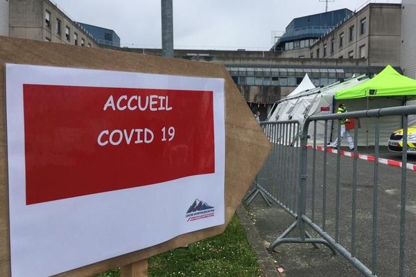 Dès leur arrivée à l'hôpital de Pau, les patients atteints du Covid-19 sont orientés sous cette tente médicalisée. 