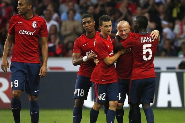 Florent Balmont (LOSC) félicité par ses partenaires de jeux