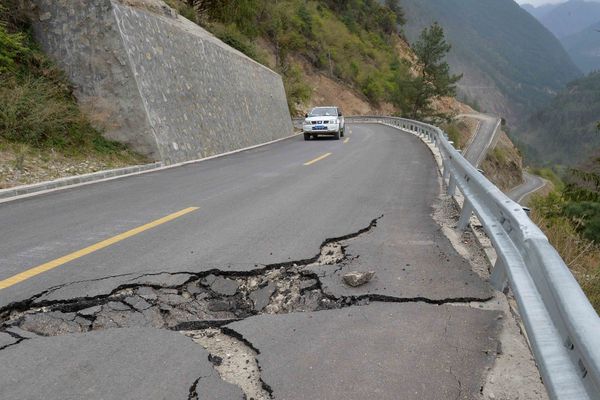 Beaucoup de routes de la montagne népalaise sont coupées ou très fortement abîmées suite au séisme du 25 avril 2015