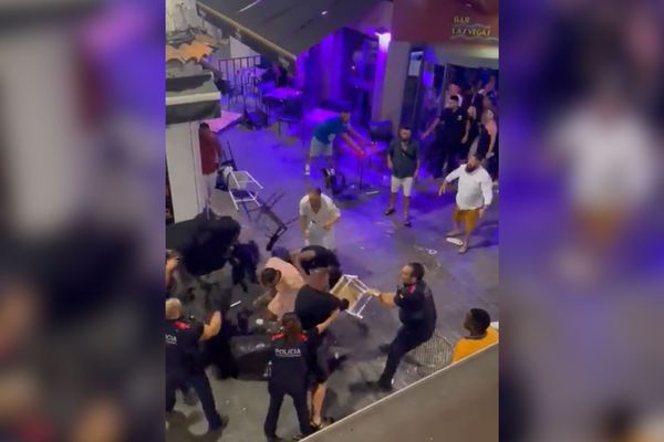 Une altercation entre un client et un vigile à l'entrée d'un établissement de nuit a dégénéré en bagarre générale dans les rues de Sitges le 23 juillet 2023.