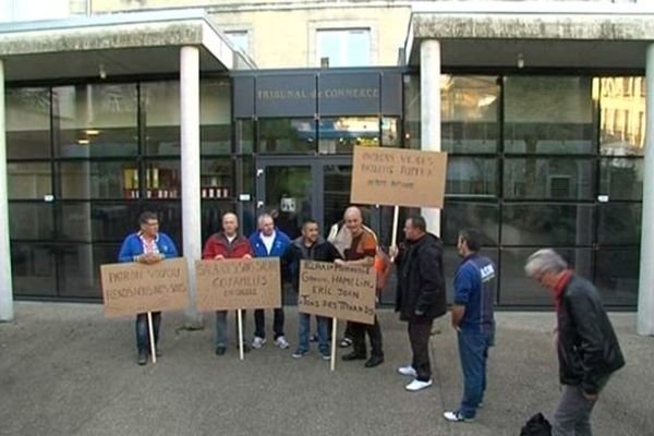 Plusieurs ex-salariés d'Elba, à la Monnerie-le-Montel, près de Thiers, se sont rendus en Normandie lundi. A Coutances, où le tribunal de commerce devait se prononcer sur les suites du dépôt de bilan de leur entreprise. Les 64 salariés ne sont plus payés depuis le mois de septembre.