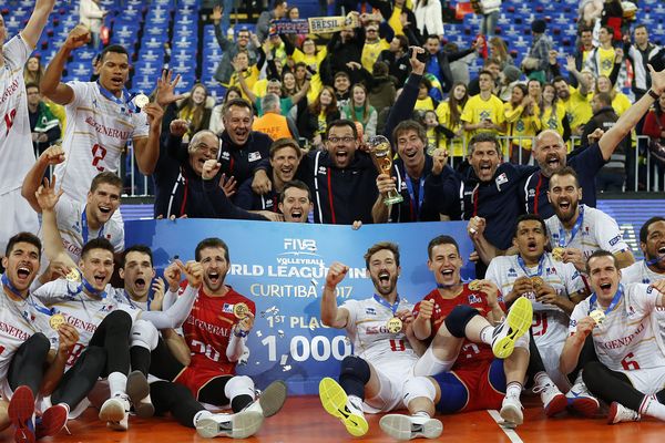 A Curibita au Brésil dans la nuit de samedi à dimanche, les Français célèbrent leur victoire de coupe du monde face aux Brésiliens.