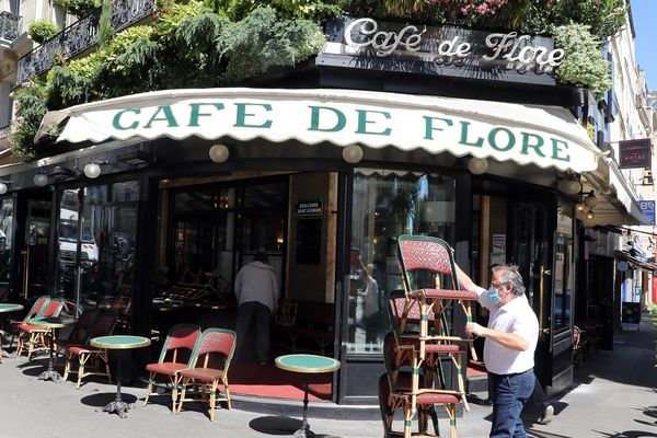 Le célèbre café de Flore à Paris prépare la réouverture de sa terrasse.