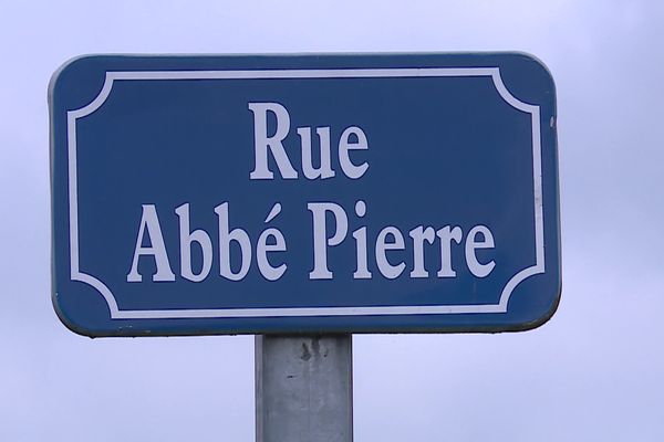 À Givet, dans les Ardennes, se trouve la seule rue Abbé Pierre du département.