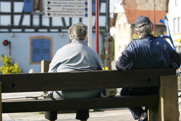 En France trois retraités sur dix perçoivent une retraite inférieure à 1.000€. Certains ont fait le choix de poursuivre une activité professionnelle pour maintenir un niveau de vie décent.