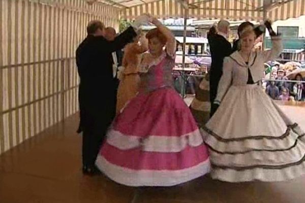 Plus de 300 figurants participent à ces festivités. Dont 50 de l'association "Son d'histoire". En costumes d'époque, ils dansent pour le public. Sur des airs à la mode : scottishes, mazurkas, valses et marches impériales.