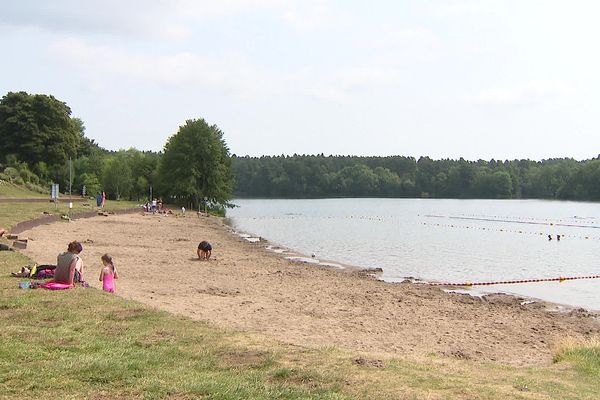 Objectif zéro déchet au lac d'Aydat (Puy-de-Dôme) où toutes les poubelles ont été retirées.