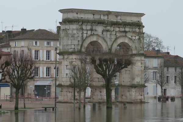 L’arc de Germanicus, emblème de la ville, a toujours les pieds dans l'eau.