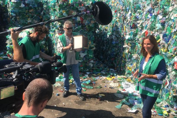 Ophélie Masure, entourée par l'équipe de tournage sur le site de l'entreprise Schroll à Strasbourg.