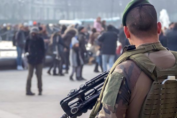 Vendredi 1er juin, un militaire du 28e RT d'Issoire (Puy-de-Dôme) a sauvé la vie d'un enfant de 18 mois qui était suspendu à un balcon, au premier étage d'un immeuble situé près de la rue de Gerland, à Lyon. Grâce à l'intervention de ce soldat de l'opération Sentinelle, l'enfant est aujourd'hui sain et sauf.(Photo d'illustration)