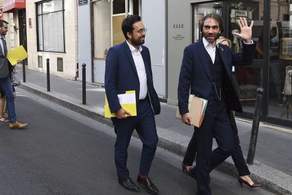 Cédric Villani et Mounir Mahjoubi devant le siège de La République en marche (LREM) le 9 juillet 2019 à Paris. 