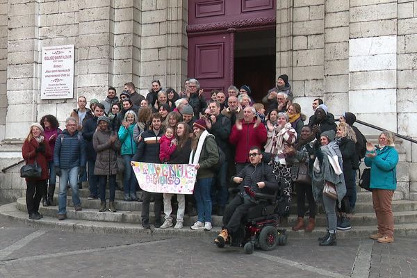 Photo de famille place Felix Poulat à Grenoble pour le retour de Coline Fay