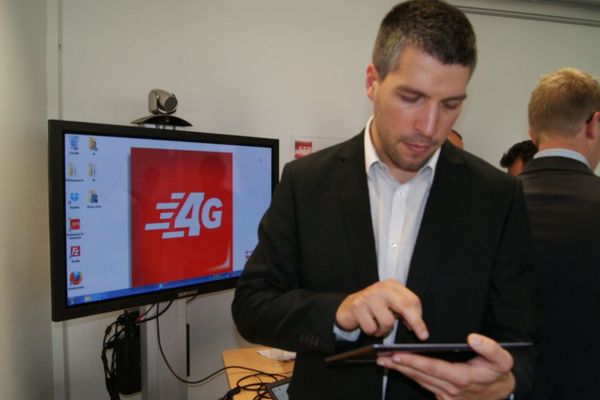 Un technicien de SFR procéde à des essais de reception "4G" depuis une tablette tactile. 