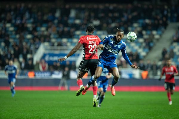 Lamine Cissé en duel avec Alpha Sissoko.