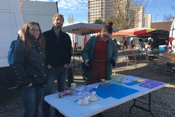 Charlotte, Corentin et Lola, trois membres de l'association La Cantine, présentent leur projet aux habitants du quartier des Couronneries de Poitiers