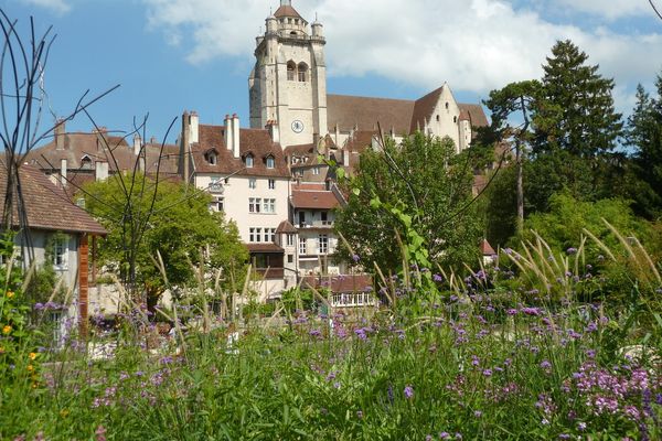 On recense une centaine d'offres de logements Airbnb à Dole.