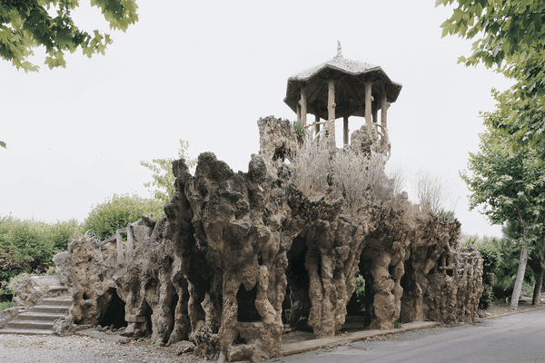 C'est un jardin tranquille, discret et mystérieux à quelques kilomètres au sud de Barcelone. Ses éléments de décors modernistes ont été identifiés comme étant l'oeuvre de l'architecte catalan Antoni Gaudi.