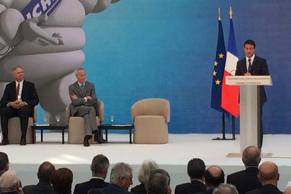 Manuel Valls inaugure le nouveau centre Michelin à Ladoux