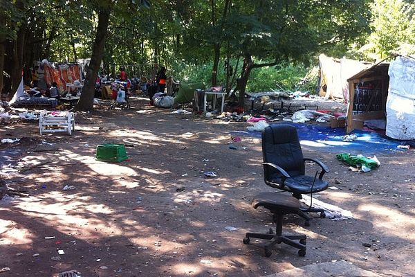 Les Roms expulsés se sont retrouvés à l'intérieur du parc, dans ce nouveau camp.