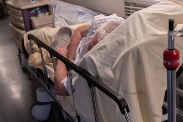 Patient sur un brancard à l'hôpital de Rennes / image d'illustration