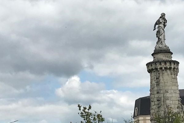 Un drone des forces de l'ordre, quasiment invisible, le 1er mai 2023 survole la place de la République à Dijon