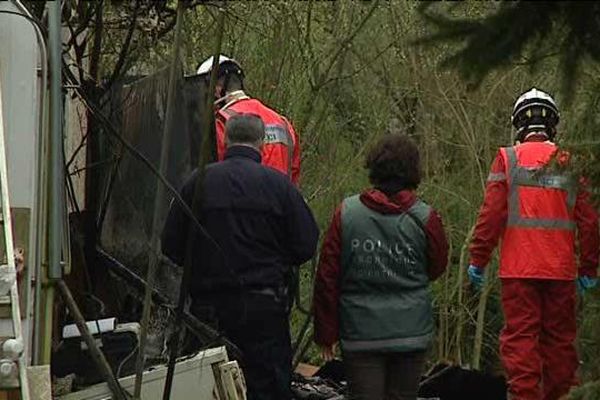 Les débris du cabanon calciné chemin du Pré Roy à Poitiers