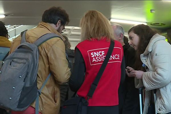 Les volontaires en "gilets rouges" sont littéralement assaillis de demande de renseignements à Lyon Part Dieu