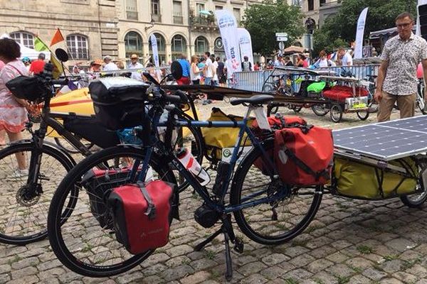 Une cinquantaine de participants sont partis samedi 6 juillet du Puy-en-Velay, en Haute-Loire, pour le Sun trip tour 2019. Tous sont partis sur leur vélo… solaire. Tous doivent aller jusqu’à Valence. Une sorte de « Vendée globe terrestre ». 