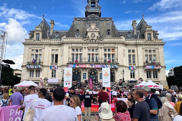 La flamme olympique fait un passage triomphal à Vichy.