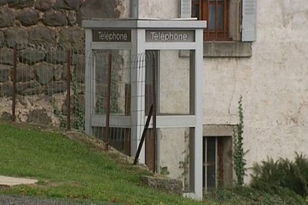 Coûteuse en entretien et supplantée par le téléphone mobile, la cabine téléphonique n'est plus rentable.  