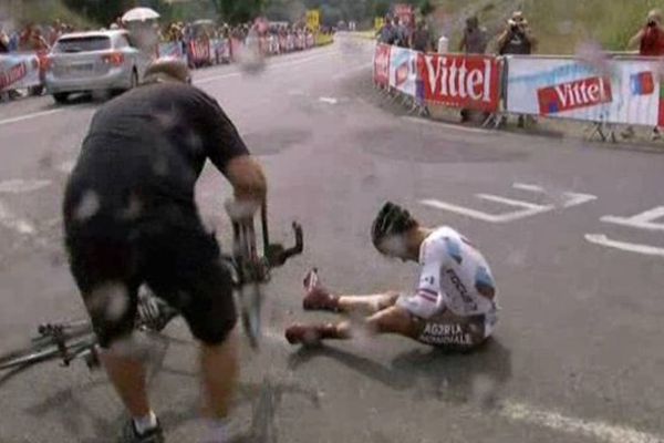 Jean-Christophe Péraud à terre, à 2km de l'arrivée de la 17e étape.