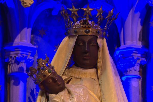 La Vierge Noire de la Basilique Notre-Dame de la Délivrande attire les fidèles des cinq continents.