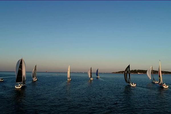 Les concurrents des 900 Nautiques, au départ dans le golfe de Saint-Tropez.