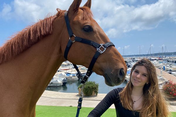 Chesnut, 11 ans, et Lou Audion, 14 ans, participent pour la première fois au Jumping de Cannes, aux côtés des champions internationaux du saut d'obstacle.