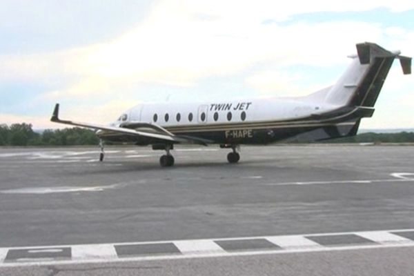 Avion de la compagnie Twin Jet sur la piste de Limoges Bellegarde