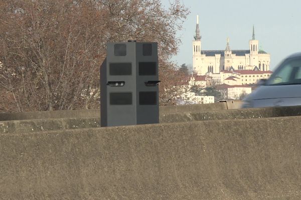 Trois radars thermiques ont été installés sur la M6/M7 aux portes de Lyon, entre Confluence et Dardilly. Ils verbalisent les usagers solitaires qui empruntent la voie de covoiturage.