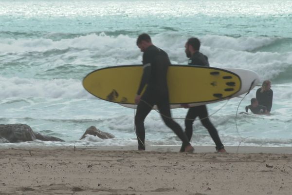 Des surfeurs à Palavas-les-Flots ce samedi 22 avril 2023 par temps de houle.