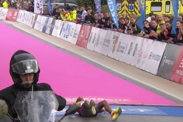 Le coureur marocain Youssef Benhadi a glissé sur la ligne d'arrivée de Marseille-Cassis, le dimanche 27 octobre 2024.