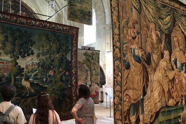 27 tapisseries issues des collections de la Cité Internationale de la tapisserie d'Aubusson sont à découvrir à la Chapelle-St-Louis à Poitiers.