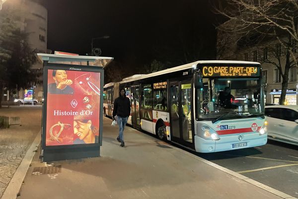 1600 abris voyageurs et 640 panneaux vont être éteints la nuit dans les  communes de la métropole de Lyon.