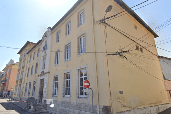 L'altercation entre parents a eu lieu à la sortie de cette école de la commune de Lavelanet en Ariège.