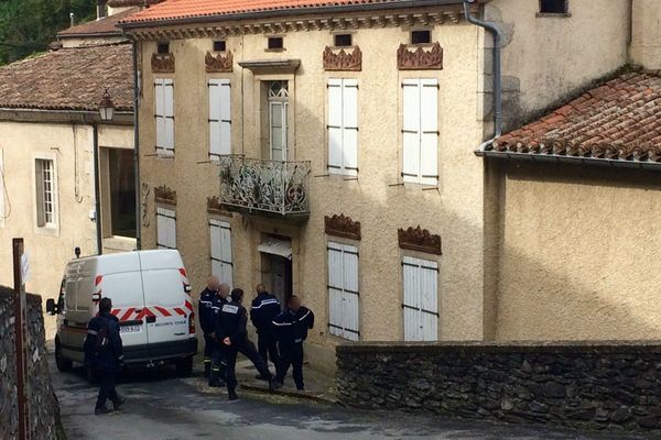 Située en plein coeur du village, la maison était remplies d'armes et d'explosifs