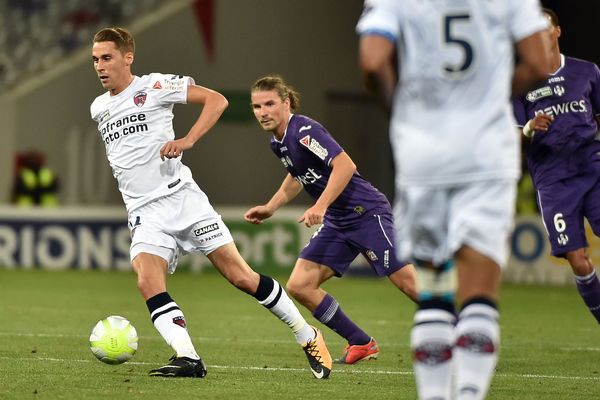 Le joueur  Rémy Dugimont offre la victoire au Clermont Foot grâce à son doublé face à Orléans. 