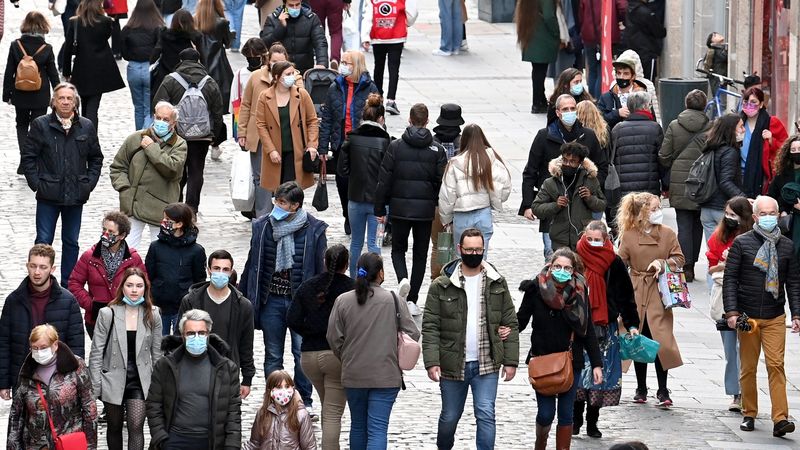 Masqués ou non, la population française en pleine crise sanitaire