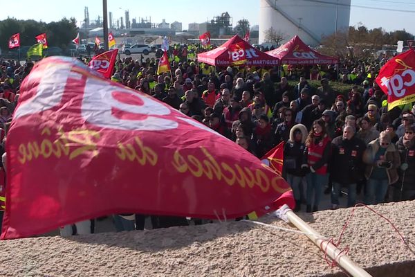 Forte mobilisation de la CGT devant la raffinerie de La Mède ce jeudi 26 janvier dans les Bouches-du-Rhône.