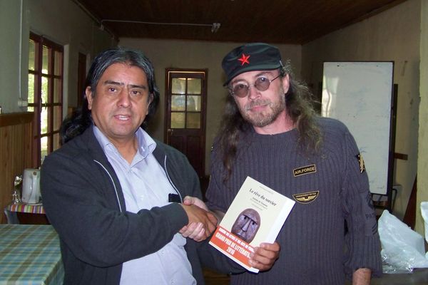 Jean-François Gareyte présentant son livre à Aucan Huilcaman, leader du mouvement autonomiste Mapuche