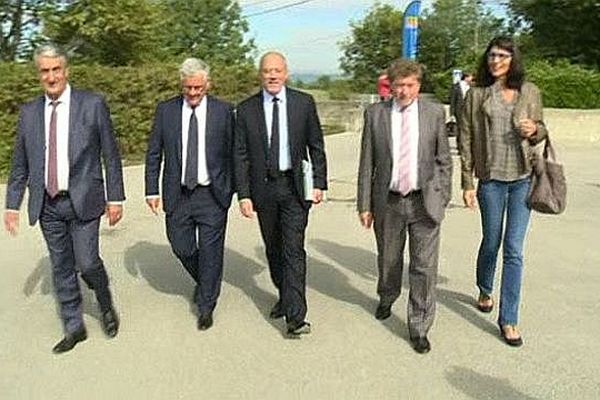 Stéphane Richard, le PDG d'orange, entouré par des élus du Languedoc-Roussillon lors de sa visite à Saint-Théodorit dans le Gard - 30 septembre 2015