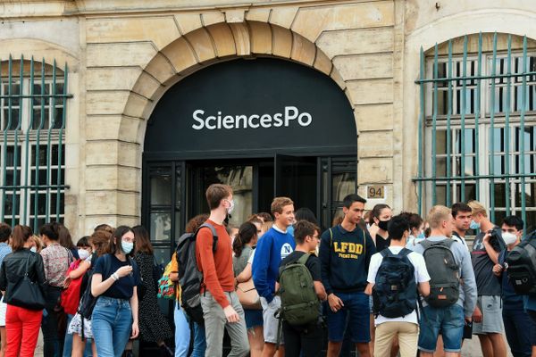 Des lycéens et parents d'élèves dénoncent le manque de transparence sur les critères de sélection au concours de Sciences Po. 