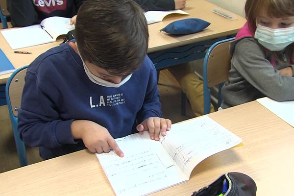 Le masque complique de nouveau les exercices de lecture en primaire au groupe scolaire Elisée Chatain à Grenoble, ce lundi 8 novembre